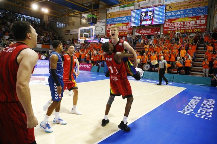 La algarabía de la plantilla fuenlabreña contrasta con el decaimiento de Gipuzkoa Basket, que ha visto cómo se le ha escapado la victoria de las manos (E. COBOS / ACB PHOTO)