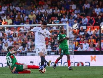 Darko Guedesi baloia kentzen saiatuz (LOF)