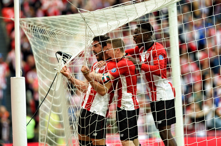 Raúl García festeja su segundo gol con Muniain y Williams. (FOKU)