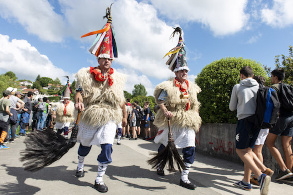 Joaldunek ere giroa astindu zuten egunean zehar. ©Guillaume FAUVEAU