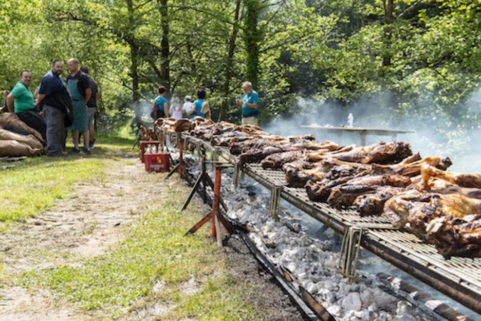 Urtero bezala, zikiro goxoa prestatu zuten aintziraren ertzean. Urtero bezala, zikiro goxoa prestatu zuten aintziraren ertzean. 