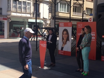 Isabel Celaá ha participado en un acto de Gasteiz junto a las candidatas Maider Etxebarria y Cristina González (NAIZ)