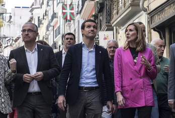 Pablo Casado paseando por las calles de Alde Zaharra de Iruñea. (Jagoba MANTEROLA/FOKU)
