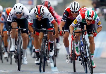 Gaviria y Viviani en el mano a mano de los últimos metros. (Luck BENIES/AFP)