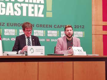 El portavoz de Lumagorri, Amets Martínez, ha comparecido junto al alcalde Gorka Urtaran. 