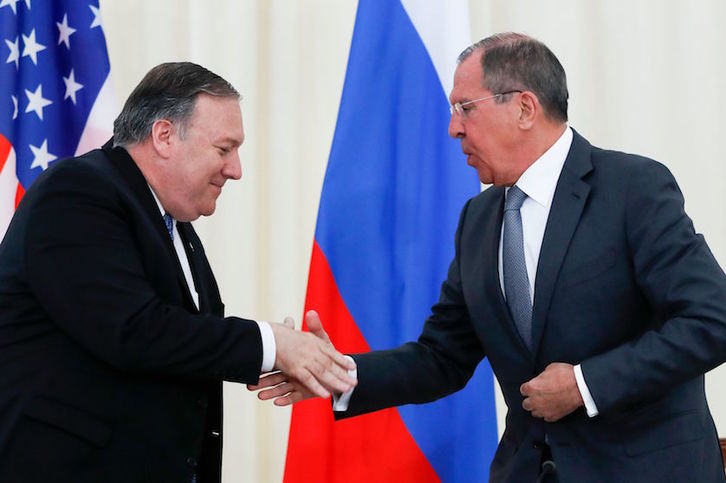 El secretario de Estado estadounidense, Mike Pompeo, se ha reunido con su homólogo ruso, Serguéi Lavrov. (Pavel GOLOVKIN / AFP)