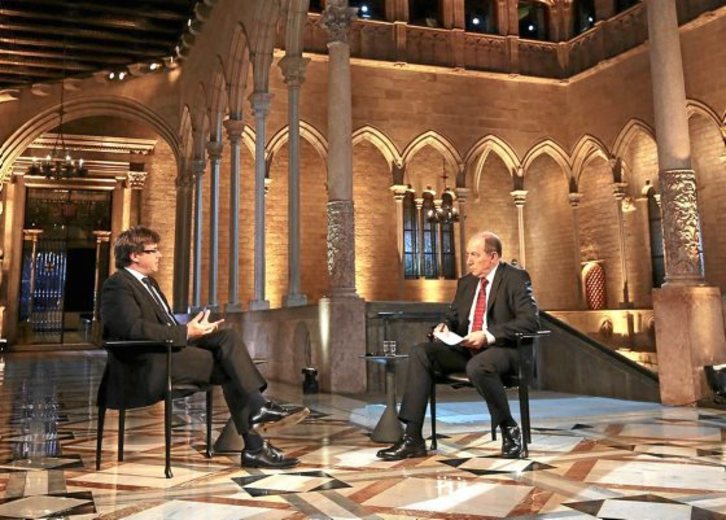 Vicent Sanchis, director de TV3, durante una entrevista con Carles Puigdemont. (GENERALITAT)