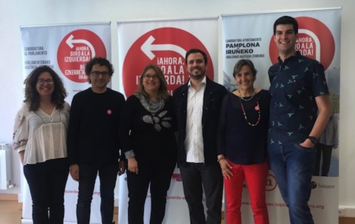 Alberto Garzón, durante su visita de campaña a Iruñea. (IZQUIERDA-EZKERRA)
