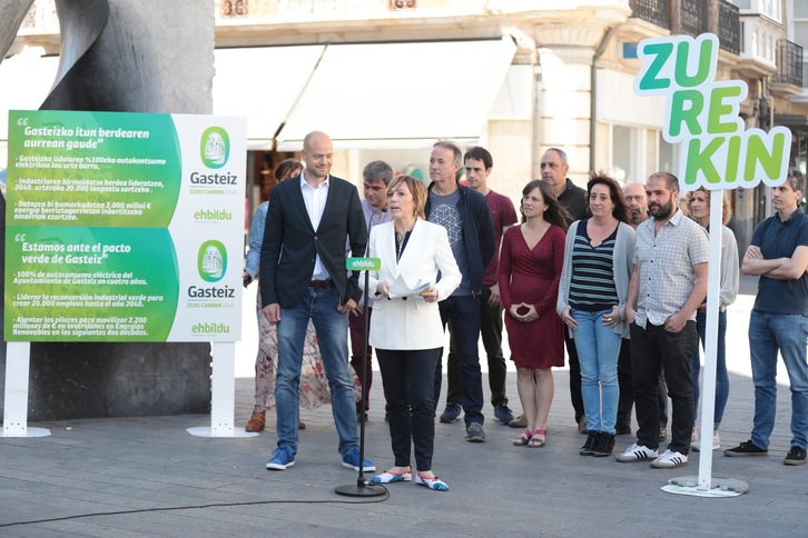 El lexconcejal danés, Ulrik S. Kohl, junto a Miren Larrion. (Endika PORTILLO/FOKU)