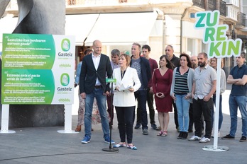 El lexconcejal danés, Ulrik S. Kohl, junto a Miren Larrion. (Endika PORTILLO-FOKU)
