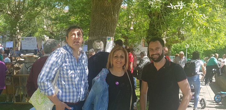 Los candidatos de Elkarrekin Podemos, en la feria de Respaldiza. (@Podemos_GJAraba)