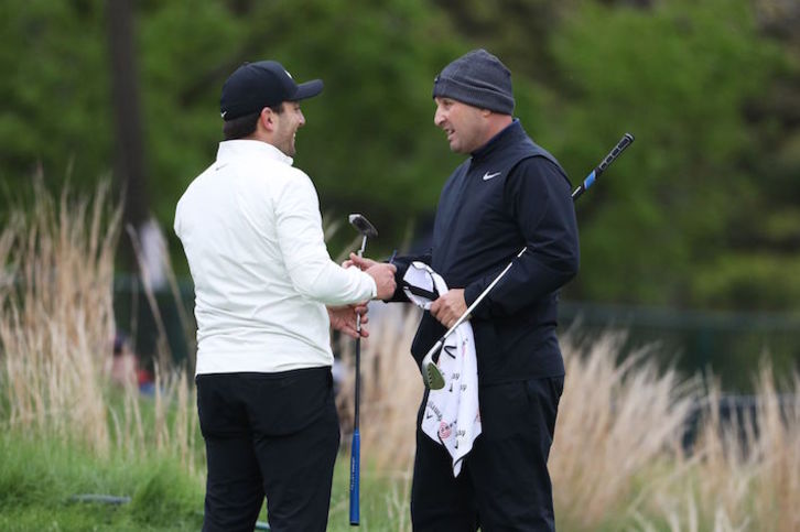 Pello Iguarán conversa con el golfista Francesco Molinari en Bethpage Black. (Patrick SMITH/AFP)