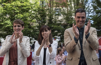 María Chivite, Maite Esporrín y Pedro Sánchez, en el acto e esta tarde en Iruñea. (Jagoba MANTEROLA / FOKU)