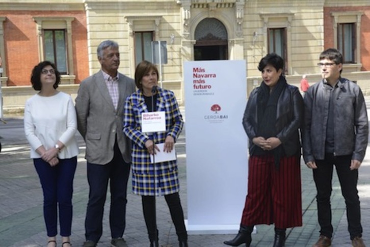 Uxue Barkos, en un acto en campaña ante el Parlamento de Nafarroa. (GEROA BAI)