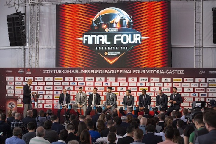 Los protagonistas del parqué, trajeados y bien parecidos, en la presentación de la Final Four (Endika PORTILLO / FOKU)