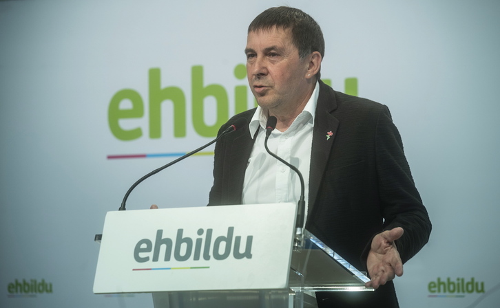 El coordinador general de EH Bildu, Arnaldo Otegi, durante su comparecencia. (Jon URBE/FOKU)