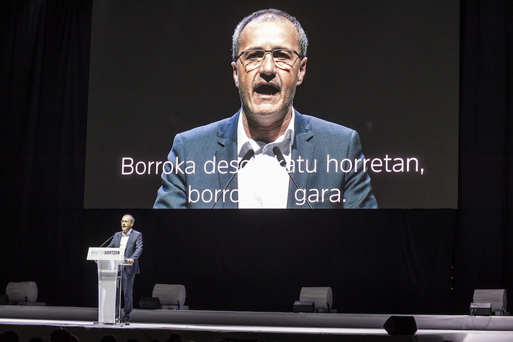 Jean-Guy Talamoni, durante su intervención hace doce meses en un acto de Sortu en Miribilla. (Aritz LOIOLA / FOKU)