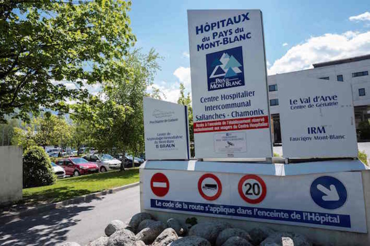 Zona de acceso al hospital de Sallanches. (Romain LAFABREGUE/AFP) 