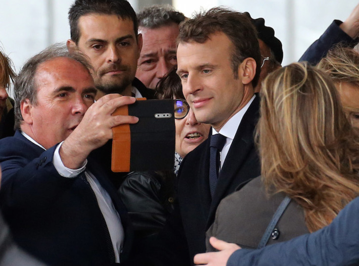 El presidente francés, Emmanuel Macron, se toma un selfi en Biarritz. (Bob EDME)