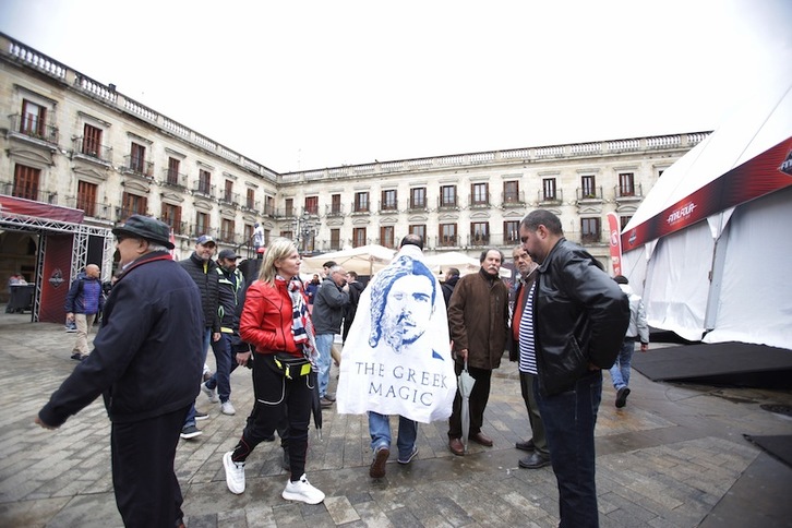 El frío ha cohibido a buena parte de los aficionados a dejarse ver por la Fan zone, siendo los hinchas de Fenerbahçe los más numerosos (Endika PORTILLO / FOKU)