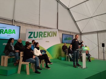 Maddalen Iriarte, Kike Fernández de Pinedo y Natxo Urkixo han participado en el acto de Laudio. (@ehbildu)