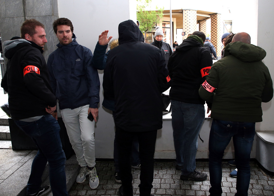 Les personnes ayant réussi à s'approcher du lieu de la rencontre ont tout de suite été écartées. ©Bob EDME