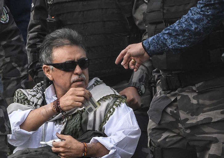 Santrich, al abandonar la prisión de La Picota y poco antes de volver a ser detenido. (Juan BARRETO / AFP)