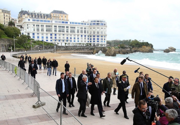 El presidene francés, Emmanuel Macron, y el alcalde, Michel Veunac, pasean junto a la playa de Biarritz.(Bob Edme)