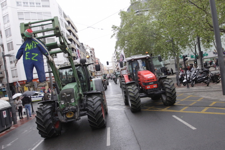 Los tractores han encabezado la marcha. (Endika PORTILLO/FOKU)
