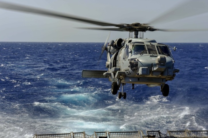Un helicópetaro MH-60S Sea Hawk despegando del portaaviones de clase Nimitz USS Abraham Lincoln. (Amber SMALLEY / AFP)