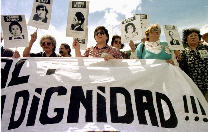 Protesta al sur de Chile por los desaparecidos en el enclave alemán Colonia Dignidad. (Cris BOURONCLE/AFP) 