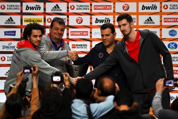 Shane Larkin, Ergin Ataman, Dmitris Itoudis y Nando De Colo, en plan amistoso antes de afrontar la finalísima de la Euroliga