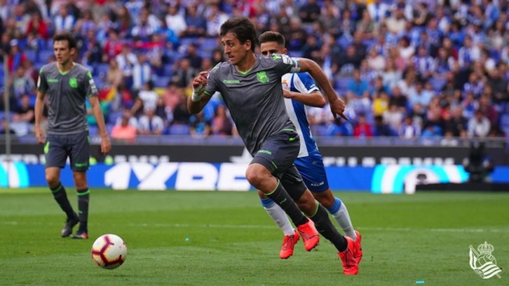 Oyarzabal conduce el balón (REAL)