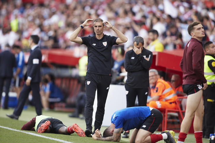 Garitano se lamenta, sus jugadores sobre el césped, final del sueño. (LOF)