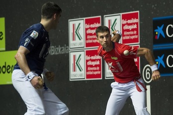 Urrutikoetxea pilota astintzen (Monika DEL VALLE / FOKU)