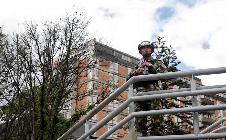Un militar colombiano custodia el hospital donde está ingresado el exguerrillero de las FARC Jesús Santrich. (Daniel MUÑOZ/AFP)