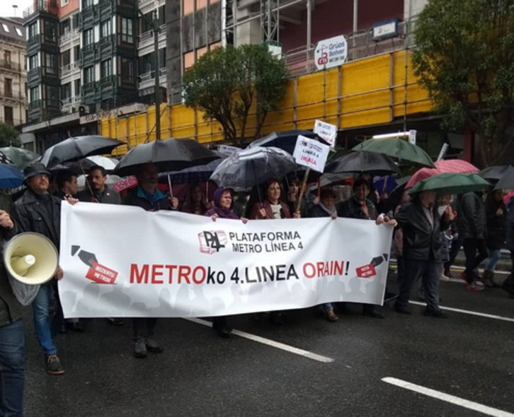Manifestación para reclamar la línea 4 del metro para los barrios del sur de Bilbo. (vía twitter @goikodeustu)