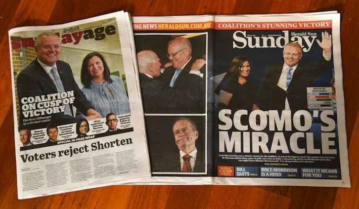 Periódicos australianos remarcando la victoria conservadora en una elecciones en las que todos los sondeos decían que iban a perder. (William WEST / AFP).