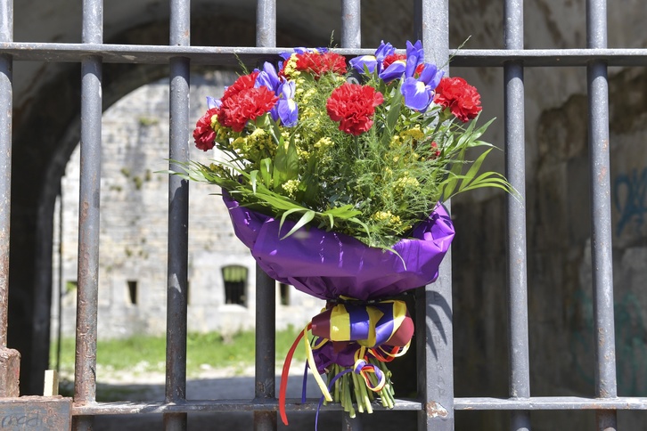 Al finalizar el acto, familiares han depositado flores frente a la puerta del fuerte. (Idoia ZABALETA/FOKU)