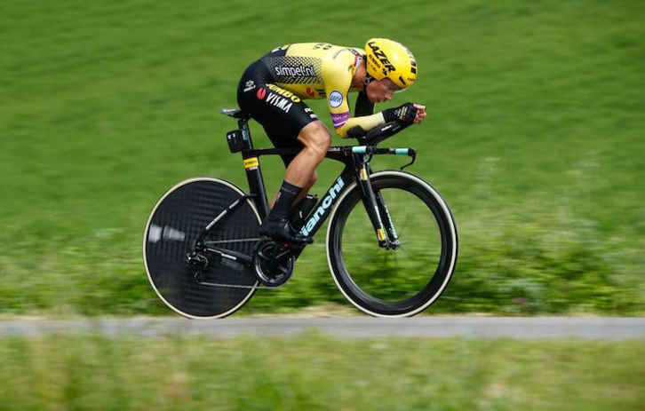 Primoz Roglic mantiene la aerodinámica sobre su bicicleta. (Luk BENIES/AFP)