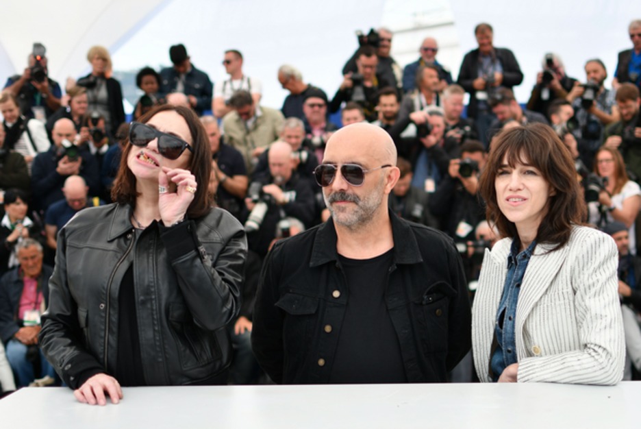 El director Gaspar Noé junto a las protagonistas de su nueva película. (Alberto PIZZOLI / AFP)