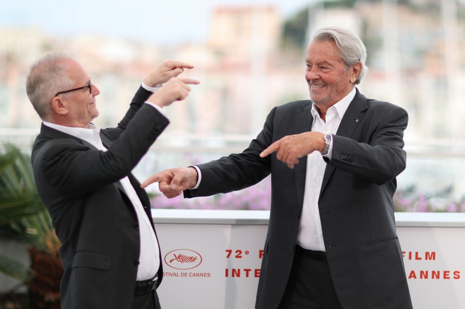 El director del festival Thierry Fremaux y el actor Alain Delon bromean. (Valery HACHE / AFP)