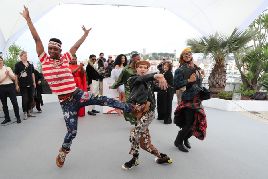 Los actores de ‘Port autority’ bailando en la alfombra roja. (Valery HACHE / AFP)