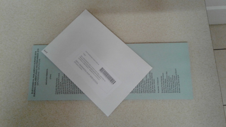 Papeletas de europeas y sobre equivocado.