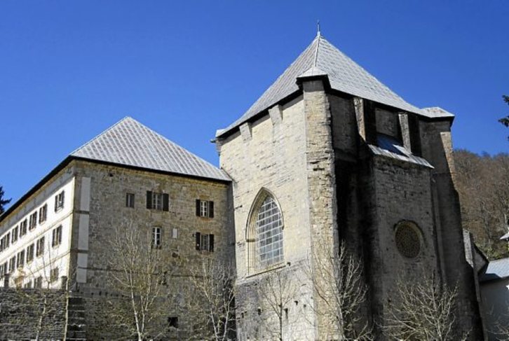 En el camino hacia Orzanzurieta hay edificios interesantes.