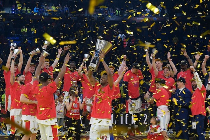 La plantilla del CSKA de Moscú levanta exultante el trofeo de campeón de la Euroliga (Lluis GENE / AFP PHOTO)