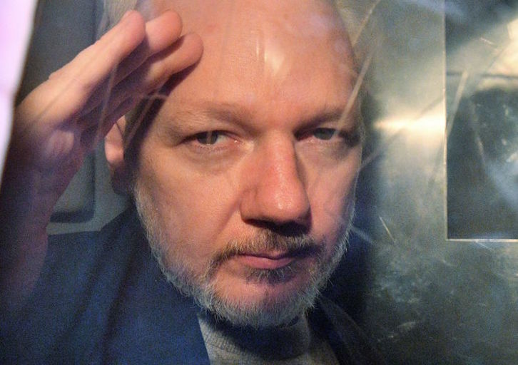 Julian Assange, poco después de ser detenido en la Embajada de Ecuador en Londres. (Daniel LEAL-OLIVAS)