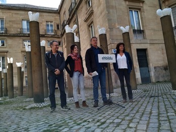 Kike Fernández de Pinedo, junto a parte de la candidatura de EH Bildu a JJGG de Araba (NAIZ)