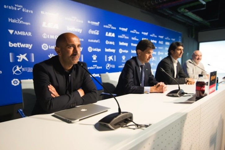 Abelardo, acompañado por presidente y director deportivo (ALAVES)