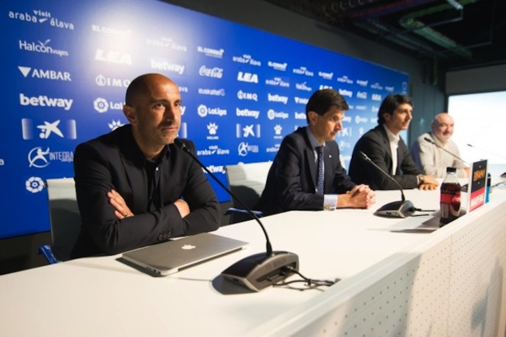 Abelardo, acompañado por presidente y director deportivo (ALAVES)
